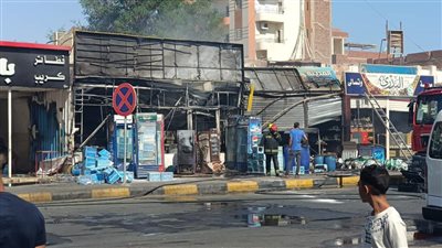 الحماية المدنية تسيطر على حريق نشب بأحد المحلات التجارية في الغردقة| صور