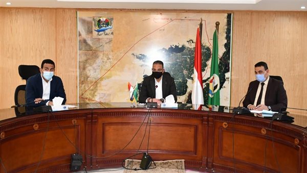 محافظ الفيوم يناقش