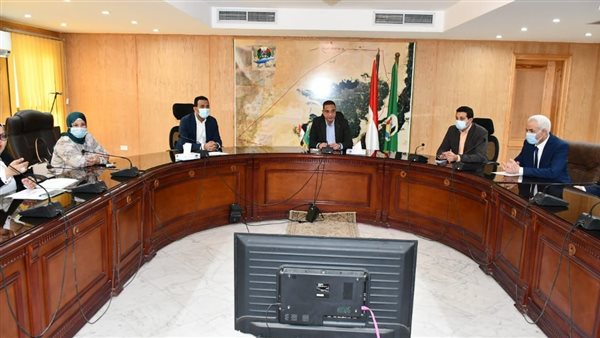 محافظ الفيوم يُسلم