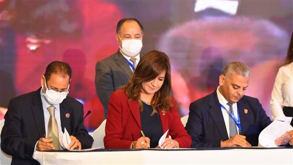 السفيرة نبيلة مكرم