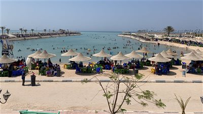 إقبال متزايد على شواطئ الغردقة هربًا من حرارة الجو