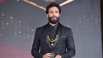 حسن الرداد بعد تسلمه تكريم سمير غانم ودلال عبد العزيز: أسطورة الكوميديا والغالية | صور