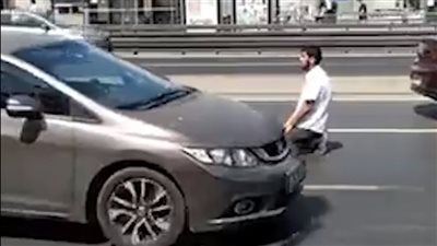 ليست من شعائر الإسلام.. صلاة شاب في شوارع تركيا تثير الجدل على السوشيال ميديا │ فيديو