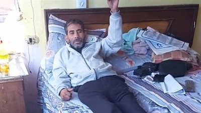 تعرض لحادث أليم تسبب في إصابته بالشلل.. شاب بورسعيدي: أناشد الرئيس بالتكفل بعلاجي