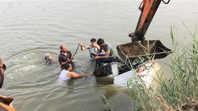 السرعة السبب.. تفاصيل سقوط سيارة محملة كتب دراسية بترعة المريوطية