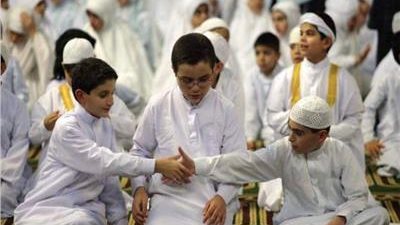 دار الإفتاء توضح حكم المصافحة بعد الصلاة 