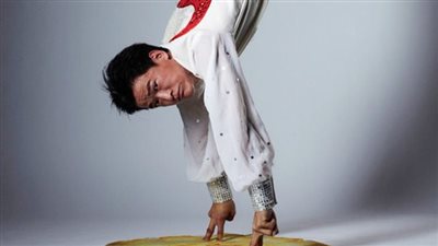 دموع الحليب والوقوف على الأصابع والحملقة.. أغرب الأرقام القياسية في موسوعة جينيس