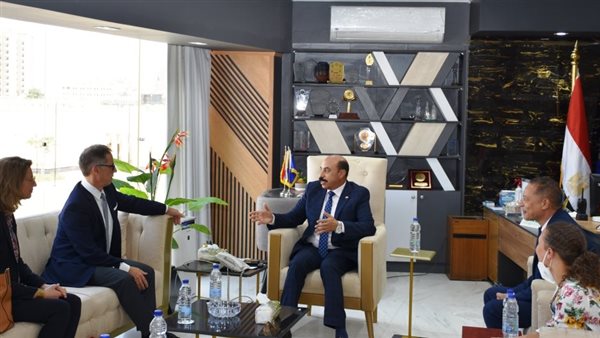 محافظ أسوان مع الوفد