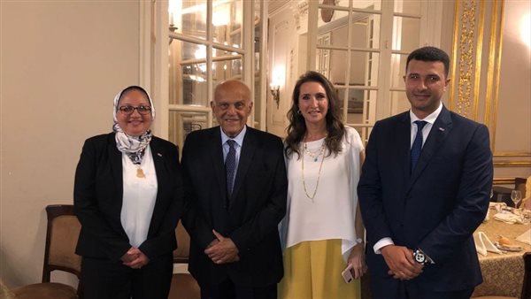 أثناء توقيع البروتوكول