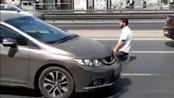 تركي يصلي بالشارع