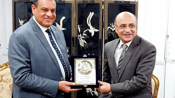 محافظ البحيرة ووزير