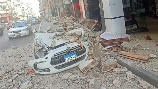 تحطم سيارة بعد إنهيار