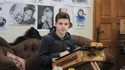 مجد المدهون.. فنان تشكيلي يوظف رسوماته لخدمة القضية الفلسطينية │ صور