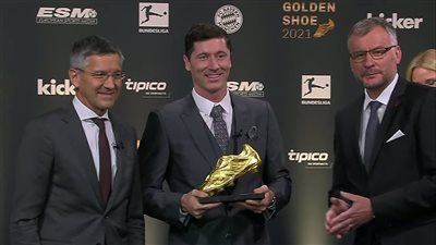 ليفاندوفسكي يعلق على استلامه جائزة الحذاء الذهبي.. ورئيس بايرن: بالتأكيد والدك فخور بك