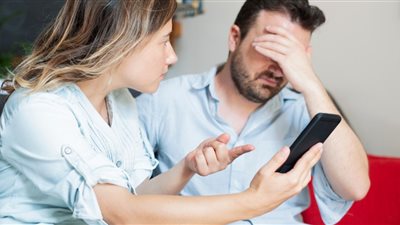 آمنة نصير تكشف حكم فحص الزوجة هاتف زوجها دون علمه