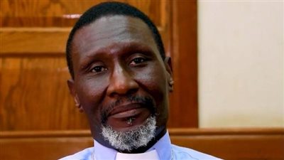 لاجيء يتحول إلى ملجأ.. قصة أول قس أصم في الكنيسة المصرية