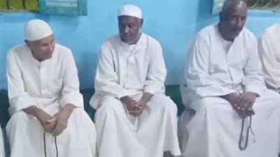 أسرة المشير طنطاوي تتلقى واجب العزاء في الفقيد بمسقط رأسه بقرية أبو سمبل| فيديو