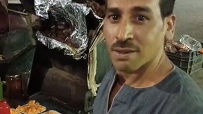 أشهر بائع بطاطا بجوز الهند والعسل في الأقصر.. وعميل: 4 سنين بتعامل معاه والبطاطا الشكولاته حكاية