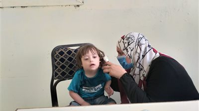 جامعة عين شمس تنظم قافلة طبية لـ الأطفال ذوي الاحتياجات الخاصة بحي الموسكي | صور 