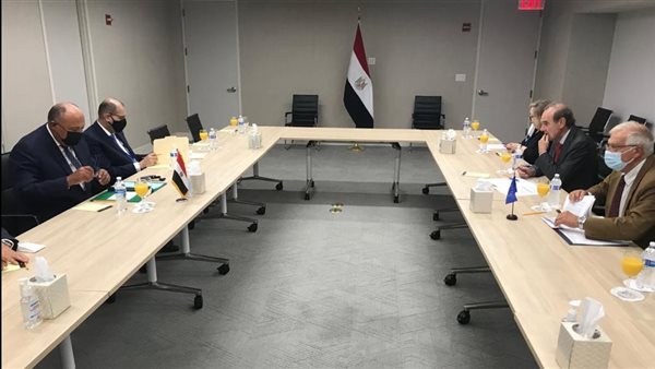 وزير الخارجية مع