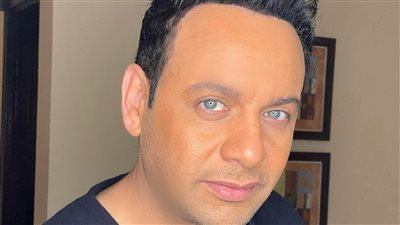 شجعه حميد الشاعري ولم يكتف بالغناء.. لمحات من حياة مصطفى قمر في ميلاده الـ 55 | صور