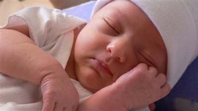 دار الإفتاء عن أخذ مال المولود لعمل العقيقة: لا يجوز