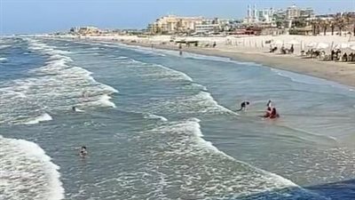 ارتفاع الأمواج يحرم المصطافين في بورسعيد من الاستمتاع بالسباحة