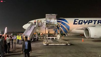 وصول مليون ونصف المليون جرعة من لقاح أسترازينيكا لمطار القاهرة الدولي | بث مباشر