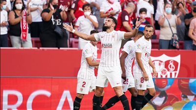 إشبيلية يضرب فالنسيا بثلاثية في الدوري الإسباني