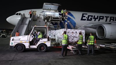 وزيرة الصحة تكشف تفاصيل استقبال مليون ونصف جرعة من لقاح أسترازينيكا | صور