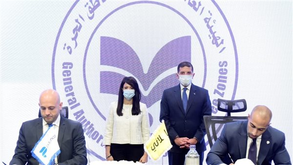 جانب من توقيع عقد