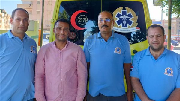 مسعف وسائق يعيدان