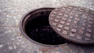 القبض على سارقي أغطية بالوعات الصرف الصحي في سوهاج