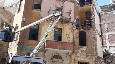 حفاظا على سكانها.. إزالة أجزاء من 5 عقارات آيلة للسقوط بغرب الإسكندرية