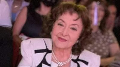 تستند إلى عكاز.. أول ظهور لـ ليلى طاهر بعد اعتزالها الفن 