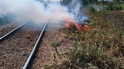 الحماية المدنية تسيطر على حريق محدود بجوار شريط السكة حديد بالمنوفية │ صور