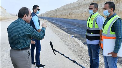 السيسي: حد كان ممكن يصدق إننا نشق الجبل لإنشاء محور | فيديو 