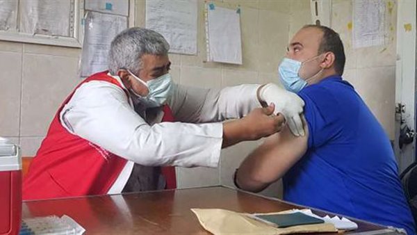 أخذ العاملين لقاح