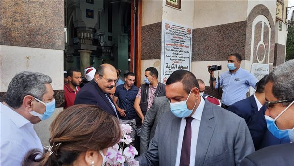 توزيع الحلوى على