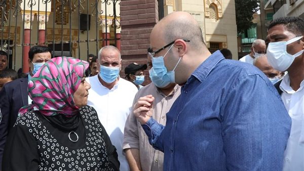 محافظ بني سويف يستمع