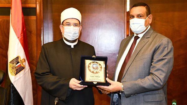وزير الأوقاف مع محافظ