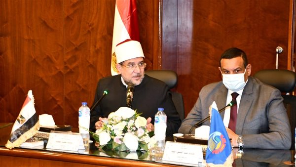وزير الأوقاف مع محافظ