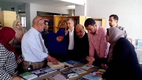 إحدى مكتبات المعاهد