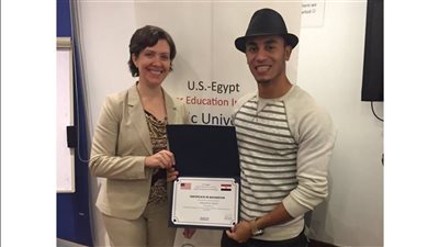 من رحم المعاناة يولد الأمل.. طالب جامعي مصري ضمن فريق يصمم أول جهاز غسيل كلوي محمول