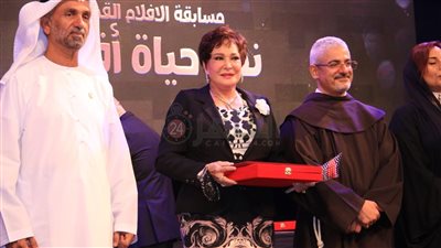 لبلبة ومجدي أبو عميرة يحصلون على جائزة الإبداع الفني من المركز الكاثوليكي | صور