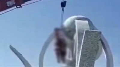 خطفوا رجل أعمل وابنه.. تعليق جثامين 4 أشخاص قُتلوا في اشتباكات مع طالبان على رافعة