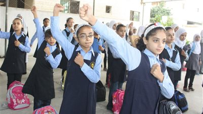 حماية المنافسة: لا يجوز إجبار أولياء الأمور على شراء الزي المدرسي والسبلايز من مكان محدد