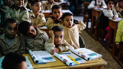 تصل إلى 8 آلاف جنيه.. كم تنفق الأسرة سنويًا على مصروفات وكتب الدراسة؟