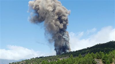 انفجار بركاني يدمر جزيرة كاملة ويترك منزلًا واحدًا سليمًا.. ما القصة؟