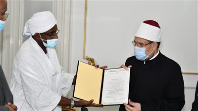 مختار جمعة يتسلم درع وزارة الأوقاف السودانية ودعوة لزيارة البلد الشقيق